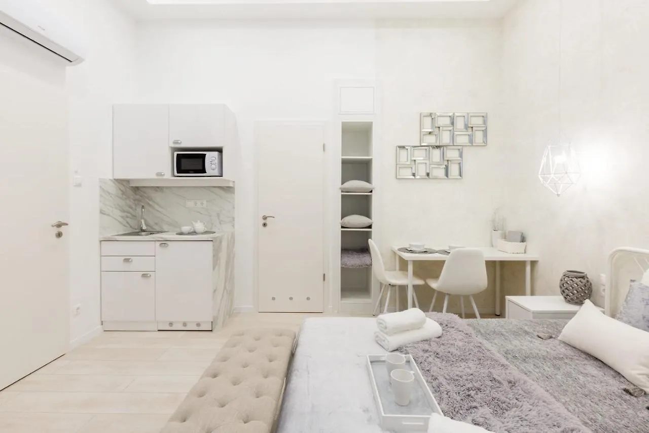 Ultra Central & Brand New Nest Budapesta 0*,  Ungaria